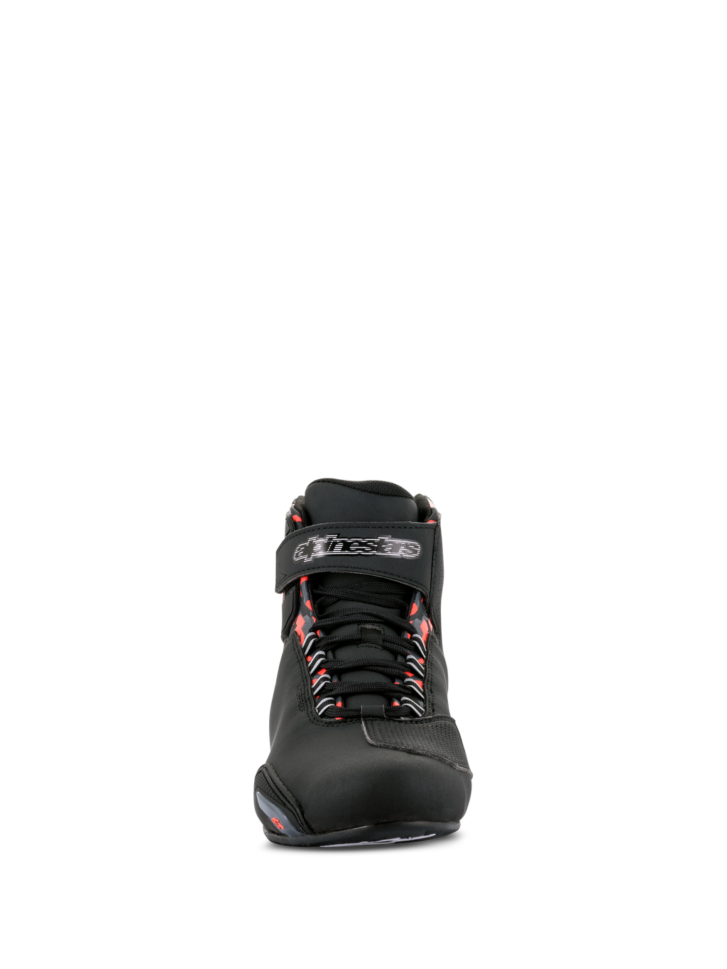 Alpinestars Sektor Waterproof Shoes, zapatos para moto, negro, gris oscuro y rojo fluo, vista frontal con chasis de microfibra negra, cierre de cordones con correa de velcro de la marca en el tobillo y detalles en rojo fluorescente en los ojales.