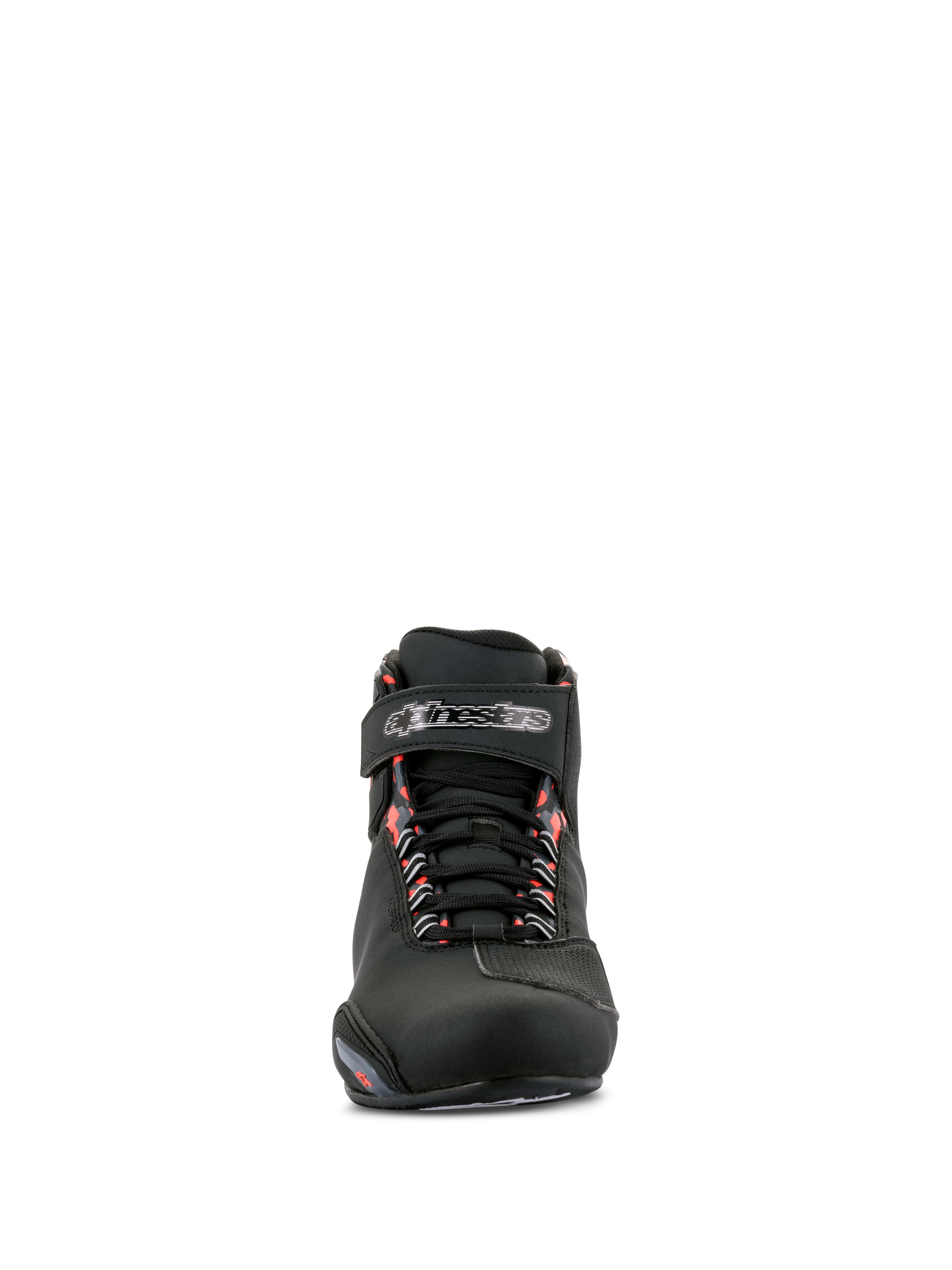 Alpinestars Sektor Waterproof Shoes, zapatos para moto, negro, gris oscuro y rojo fluo, vista frontal con chasis de microfibra negra, cierre de cordones con correa de velcro de la marca en el tobillo y detalles en rojo fluorescente en los ojales.