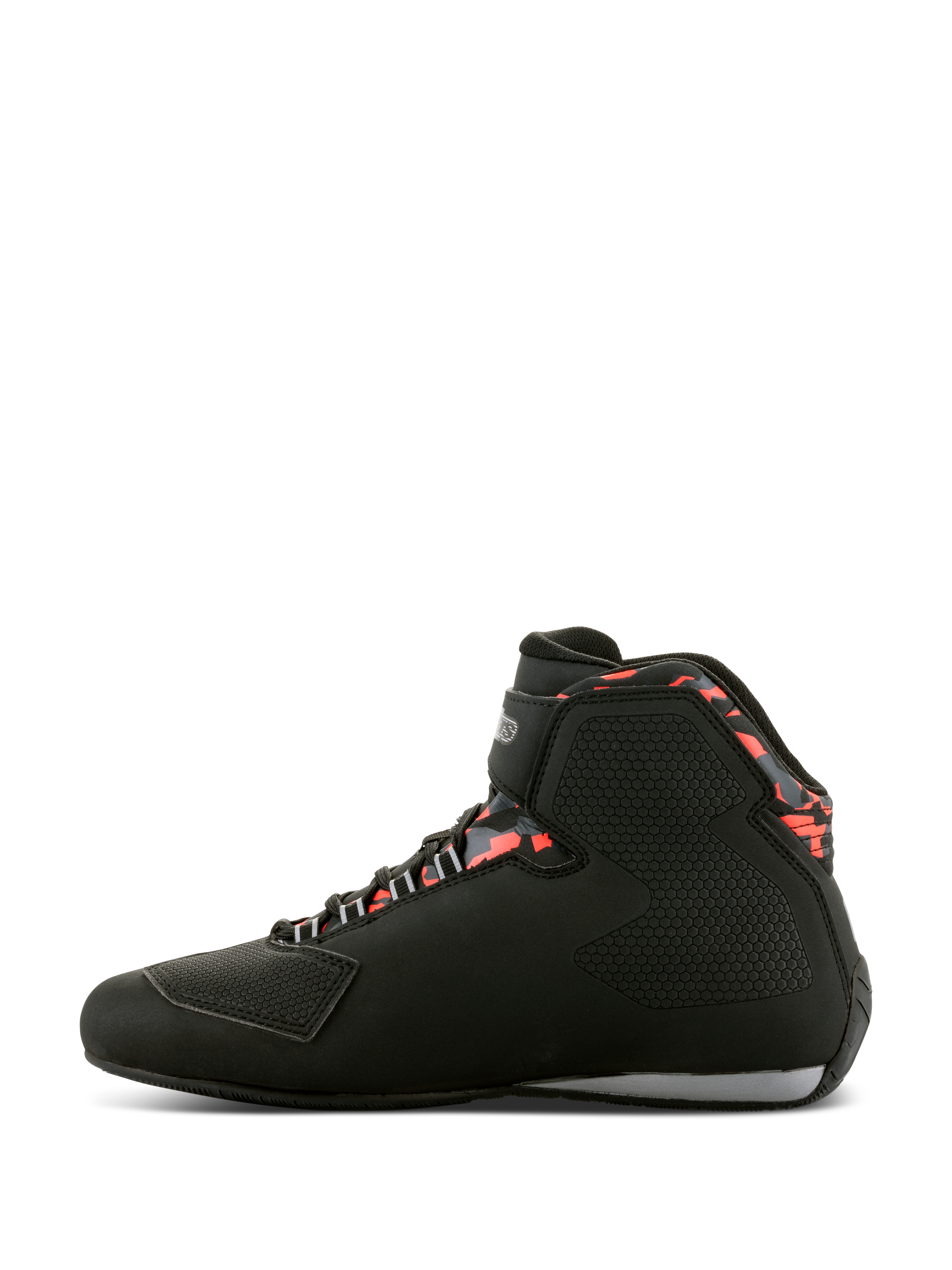 Alpinestars Sektor Waterproof Shoes, zapatillas para motociclismo, negro, gris oscuro y rojo flúor, vista de perfil lateral con diseño de caña alta, correa de velcro en el tobillo, protector de cambio reforzado en la puntera y detalles rojos estampados alrededor del cuello