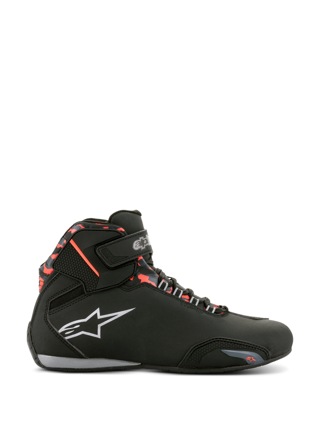 Zapatillas impermeables Alpinestars Sektor, en negro con detalles en gris oscuro y rojo flúor, perfil lateral de un calzado para motociclismo, incluye el logotipo de Alpinestars en blanco, patrón de camuflaje rojo en el tobillo, correa de velcro y construcción impermeable para conducción en carretera