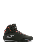 Zapatillas impermeables Alpinestars Sektor, en negro con detalles en gris oscuro y rojo flúor, perfil lateral de un calzado para motociclismo, incluye el logotipo de Alpinestars en blanco, patrón de camuflaje rojo en el tobillo, correa de velcro y construcción impermeable para conducción en carretera