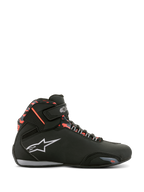 Zapatillas impermeables Alpinestars Sektor, en negro con detalles en gris oscuro y rojo flúor, perfil lateral de un calzado para motociclismo, incluye el logotipo de Alpinestars en blanco, patrón de camuflaje rojo en el tobillo, correa de velcro y construcción impermeable para conducción en carretera