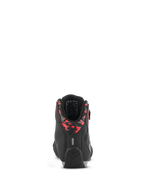 Zapatillas Alpinestars Sektor Waterproof, calzado de conducción para moto, negro, gris oscuro y rojo flúor, vista trasera que muestra el cuello del talón con patrón, detalle reflectante y suela de goma duradera, construcción en microfibra ligera