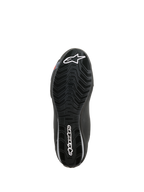 Zapatos Alpinestars Sektor Waterproof, vista de la suela, caucho negro con dibujo de ondas para la evacuación de agua, con logotipo Astars blanco y marca Alpinestars, diseñados para ofrecer agarre y soporte en el reposapiés de la motocicleta