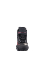Zapatos impermeables Alpinestars Sektor, calzado para motociclismo, negro con acentos en blanco y rojo, vista frontal con sistema de cordones seguro y correa de velcro en el tobillo con el nombre Alpinestars en rojo, acabado de microfibra duradera.
