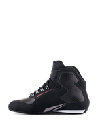 Zapatos Alpinestars Sektor Waterproof, calzado para motociclismo, negro, blanco y gris, vista de perfil lateral, chasis de microfibra ligera con paneles grises con patrón de panal, línea de acento roja y detalle de suela blanca, equipamiento impermeable para carretera