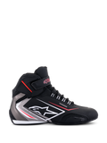 Alpinestars Sektor Waterproof Shoes, perfil lateral, negro con acentos en gris y blanco y detalles en rojo, con cordones, correa de velcro en el tobillo, logotipo de Alpinestars y distintivo 'Waterproof', calzado elegante para motociclismo.