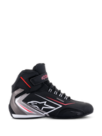 Alpinestars Sektor Waterproof Shoes, perfil lateral, negro con acentos en gris y blanco y detalles en rojo, con cordones, correa de velcro en el tobillo, logotipo de Alpinestars y distintivo 'Waterproof', calzado elegante para motociclismo.