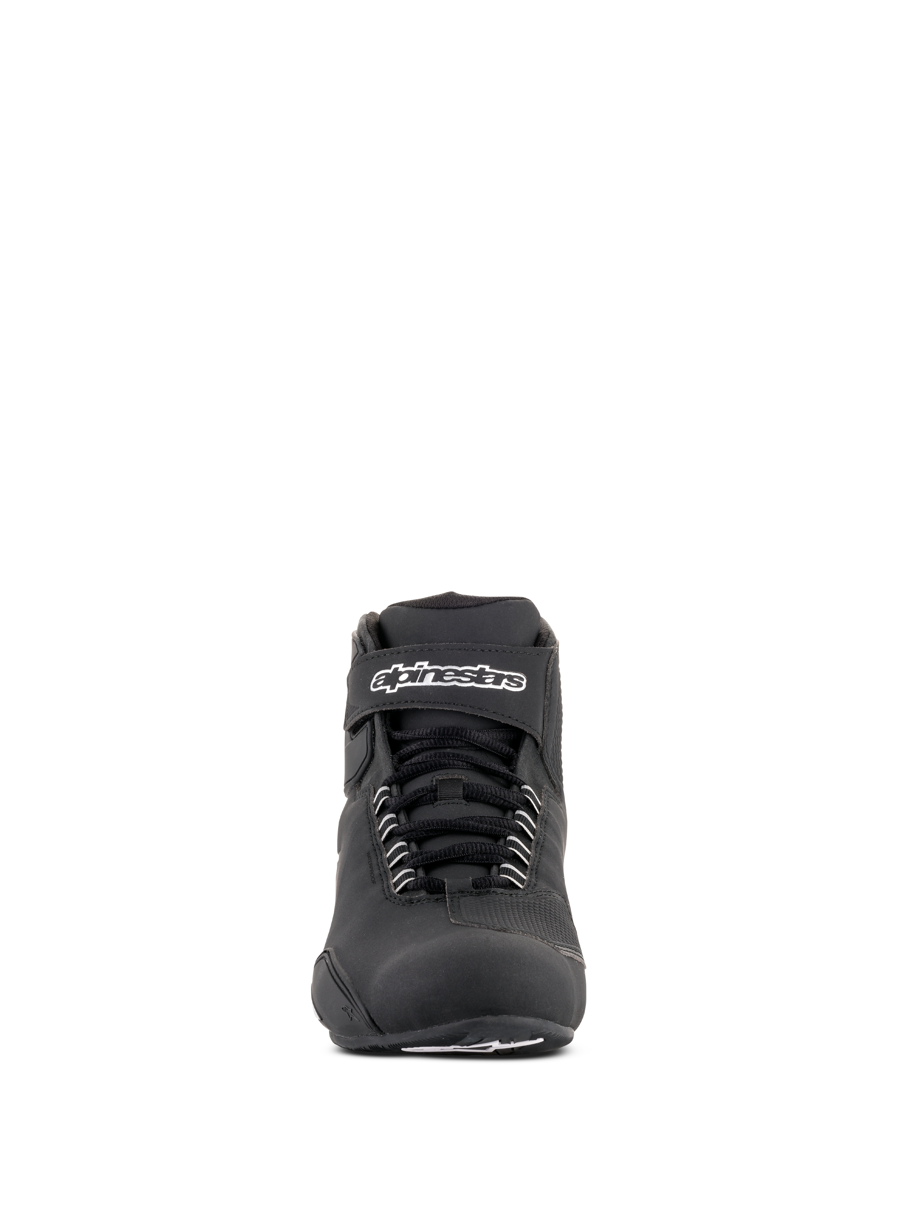 Alpinestars Sektor Waterproof Shoes, calzado de moto negro, vista frontal con cordones negros y correa de velcro en el tobillo con el logo de Alpinestars en blanco, diseño elegante en microfibra para un rendimiento óptimo en moto bajo cualquier clima