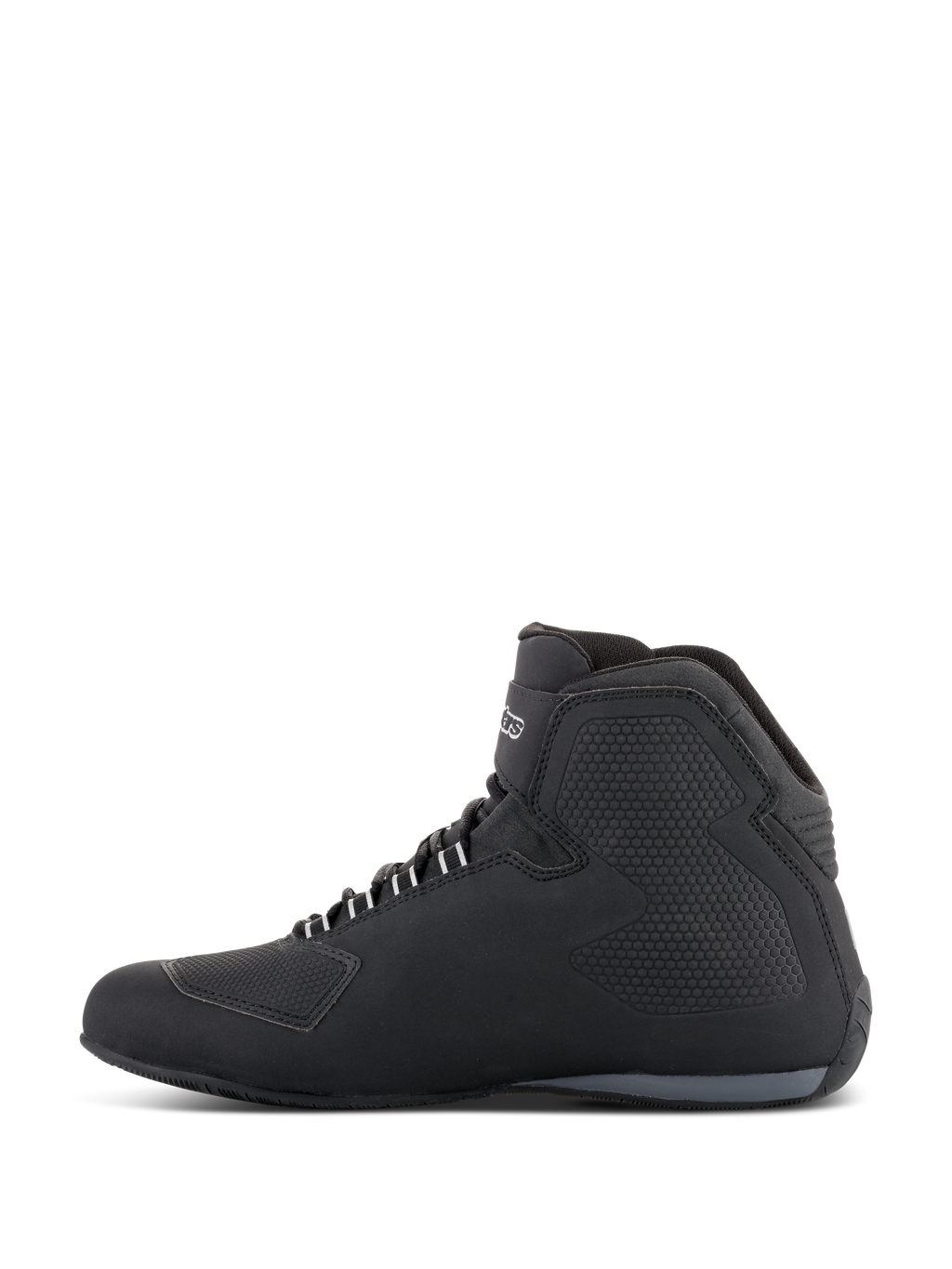 Zapatos Alpinestars Sektor Waterproof, calzado para motociclismo, negros, vista de perfil lateral con diseño de caña alta, parte superior de microfibra, paneles laterales texturizados, ojales de cordones blancos y logo de la marca en el tobillo