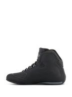 Zapatos Alpinestars Sektor Waterproof, calzado para motociclismo, negros, vista de perfil lateral con diseño de caña alta, parte superior de microfibra, paneles laterales texturizados, ojales de cordones blancos y logo de la marca en el tobillo