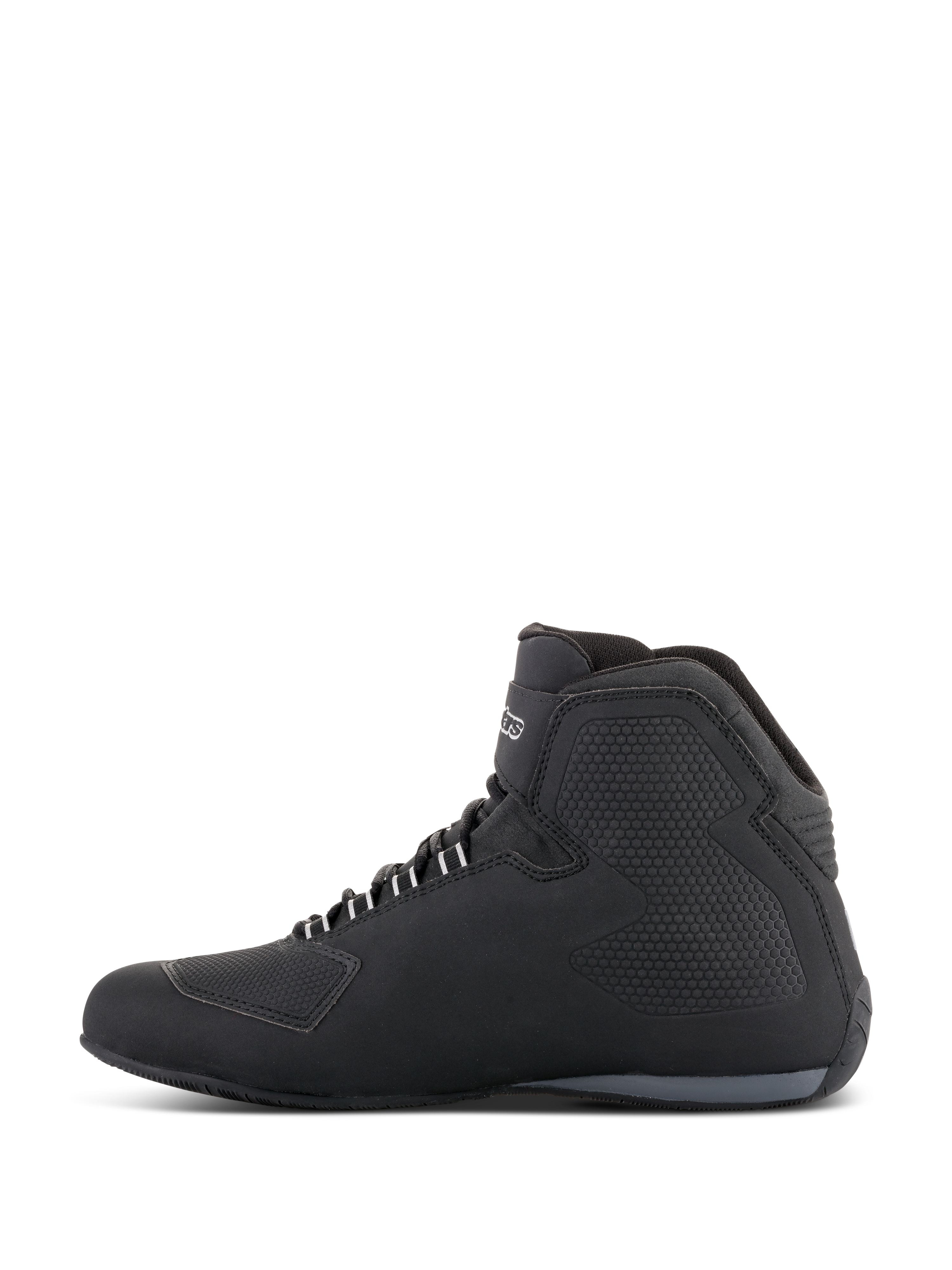 Zapatos Alpinestars Sektor Waterproof, calzado para motociclismo, negros, vista de perfil lateral con diseño de caña alta, parte superior de microfibra, paneles laterales texturizados, ojales de cordones blancos y logo de la marca en el tobillo