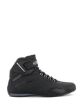 Zapatos Alpinestars Sektor Waterproof, calzado para moto de color negro, vista de perfil lateral, chasis de microfibra estilizado con membrana impermeable, puntera reforzada y correa de tobillo con cierre de velcro seguro