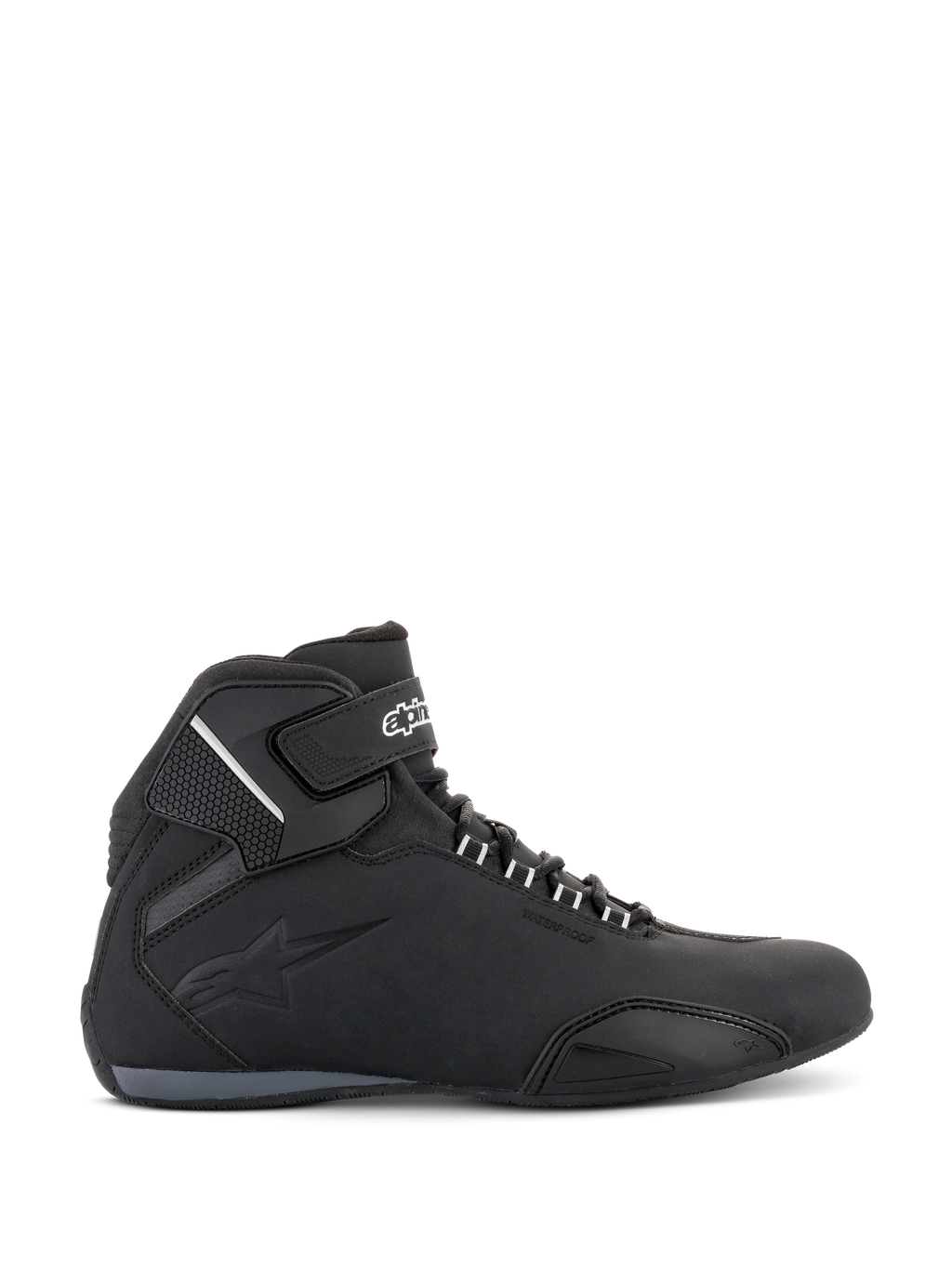 Alpinestars Sektor Waterproof Shoes, calzado para motociclismo, negro, vista de perfil lateral con un chasis de microfibra ligera, correa en el tobillo con marca en blanco, logotipo en relieve y diseño atlético de corte bajo para conducción en carretera.