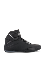 Alpinestars Sektor Waterproof Shoes, calzado para motociclismo, negro, vista de perfil lateral con un chasis de microfibra ligera, correa en el tobillo con marca en blanco, logotipo en relieve y diseño atlético de corte bajo para conducción en carretera.