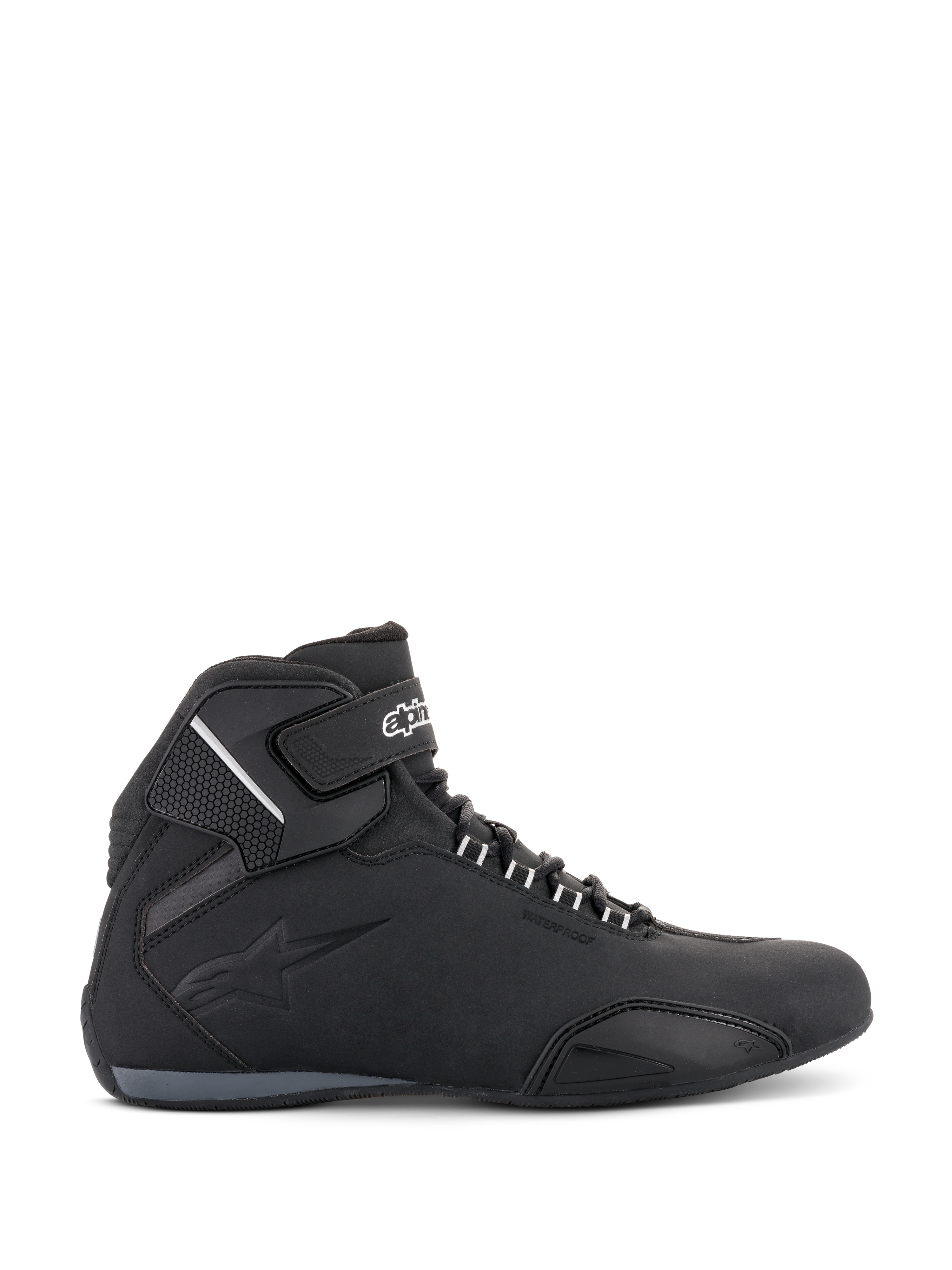 Alpinestars Sektor Waterproof Shoes, calzado para motociclismo, negro, vista de perfil lateral con un chasis de microfibra ligera, correa en el tobillo con marca en blanco, logotipo en relieve y diseño atlético de corte bajo para conducción en carretera.