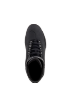 Alpinestars Sektor Waterproof Shoes, zapatos de moto negros, vista superior que muestra cordones negros y puntera reforzada, construcción de microfibra elegante para rendimiento en carretera