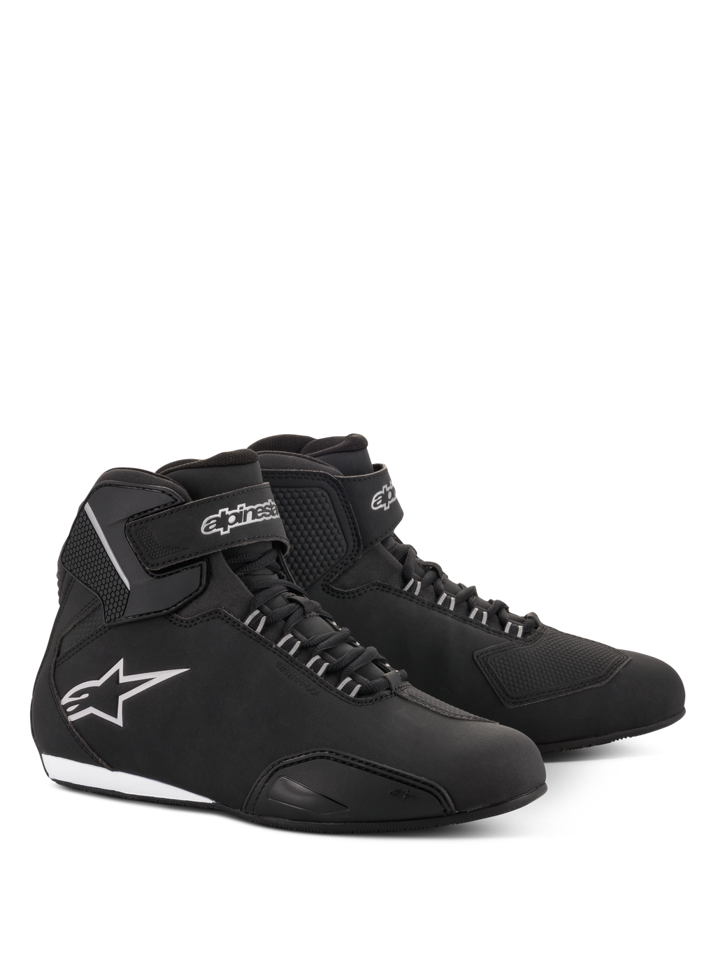 Zapatos Alpinestars Stella Sektor Waterproof para mujer, calzado de moto en color negro y plateado, parte superior de microfibra con cierre de cordones y correa de velcro en el tobillo, logo de estrella Alpinestars plateado en el lateral y suela de goma fina.