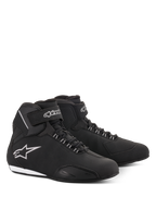 Zapatos Alpinestars Stella Sektor Waterproof para mujer, calzado de moto en color negro y plateado, parte superior de microfibra con cierre de cordones y correa de velcro en el tobillo, logo de estrella Alpinestars plateado en el lateral y suela de goma fina.