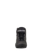Alpinestars Stella Sektor Waterproof para mujer, zapatos de moto en color negro y plata, vista frontal, calzado de caña baja con sistema de lazada rápida, correa de velcro en el tobillo con logotipo blanco y construcción en microfibra duradera.