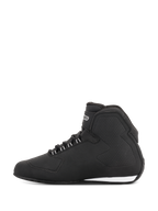 Alpinestars Stella Sektor Waterproof Shoes, zapatos de moto para mujer, negro plata, vista de perfil lateral con parte superior de microfibra ligera, sistema de lazada rápida con detalles plateados y construcción impermeable con paneles de protección integrados.
