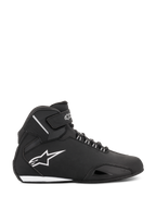 Alpinestars Women Stella Sektor Waterproof Shoes, negro y plateado, perfil lateral de un zapato de motociclismo de caña alta con chasis de microfibra ligera, logotipo de Alpinestars en blanco y cierre seguro de cordones y correa