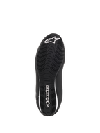Zapatos Alpinestars Stella Sektor Waterproof para mujer, vista inferior de la suela de goma negra con un patrón de agarre ondulado texturizado para mayor tracción, logotipo de estrella y nombre de la marca Alpinestars en blanco, diseñada para la evacuación de agua y el agarre.