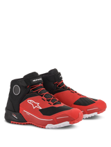 Zapatillas de conducción Alpinestars CR-X Drystar®, calzado de moto, rojo y negro, con logotipo Astars blanco en el lateral, cordones rojos y correa de velcro negra en el tobillo, diseño inspirado en zapatillas de running para conducción urbana y touring