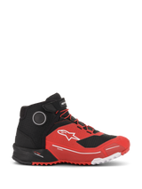 Zapatillas de moto Alpinestars CR-X Drystar®, rojo y negro, vista de perfil lateral de calzado de motociclismo de inspiración deportiva con tecnología impermeable, logotipo de la estrella de Alpinestars en blanco y suela texturizada.
