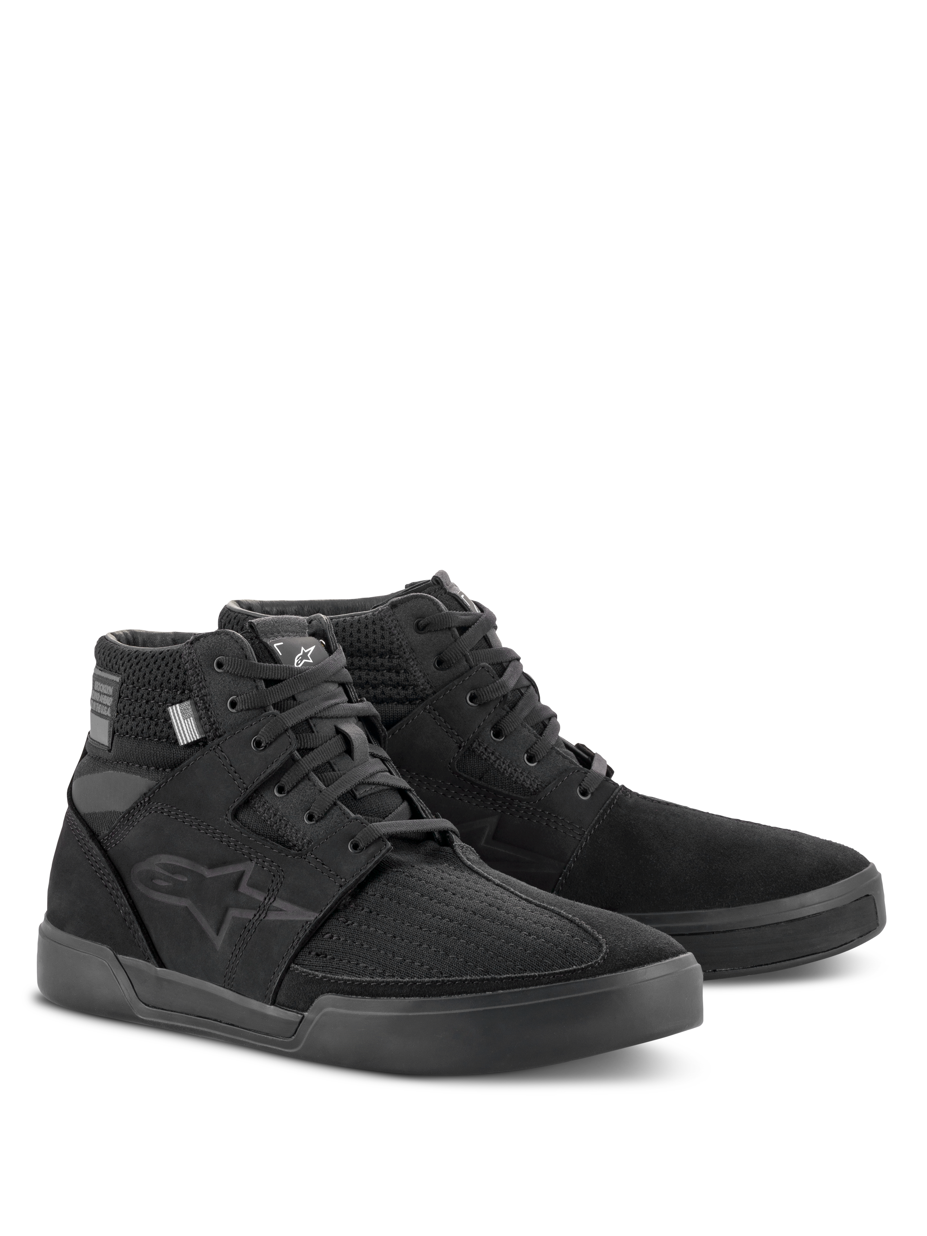 Alpinestars Primer Riding Shoes, Negro Negro, calzado de moto de caña alta, diseño urbano casual con construcción mixta de tela y ante, con el logotipo tonal de Astars en el lateral, diseñado para ofrecer protección y comodidad fuera de la moto