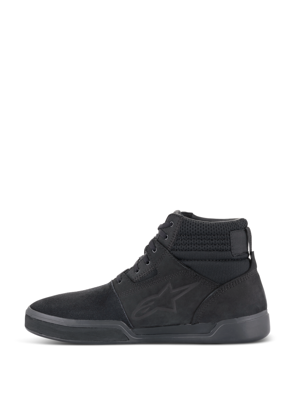 Alpinestars Primer Riding Shoes, zapatos de moto, color negro, perfil lateral, diseño casual de zapatilla de caña alta con el logotipo de Alpinestars, cuello texturizado y suela plana