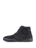 Alpinestars Primer Riding Shoes, zapatos de moto, color negro, perfil lateral, diseño casual de zapatilla de caña alta con el logotipo de Alpinestars, cuello texturizado y suela plana
