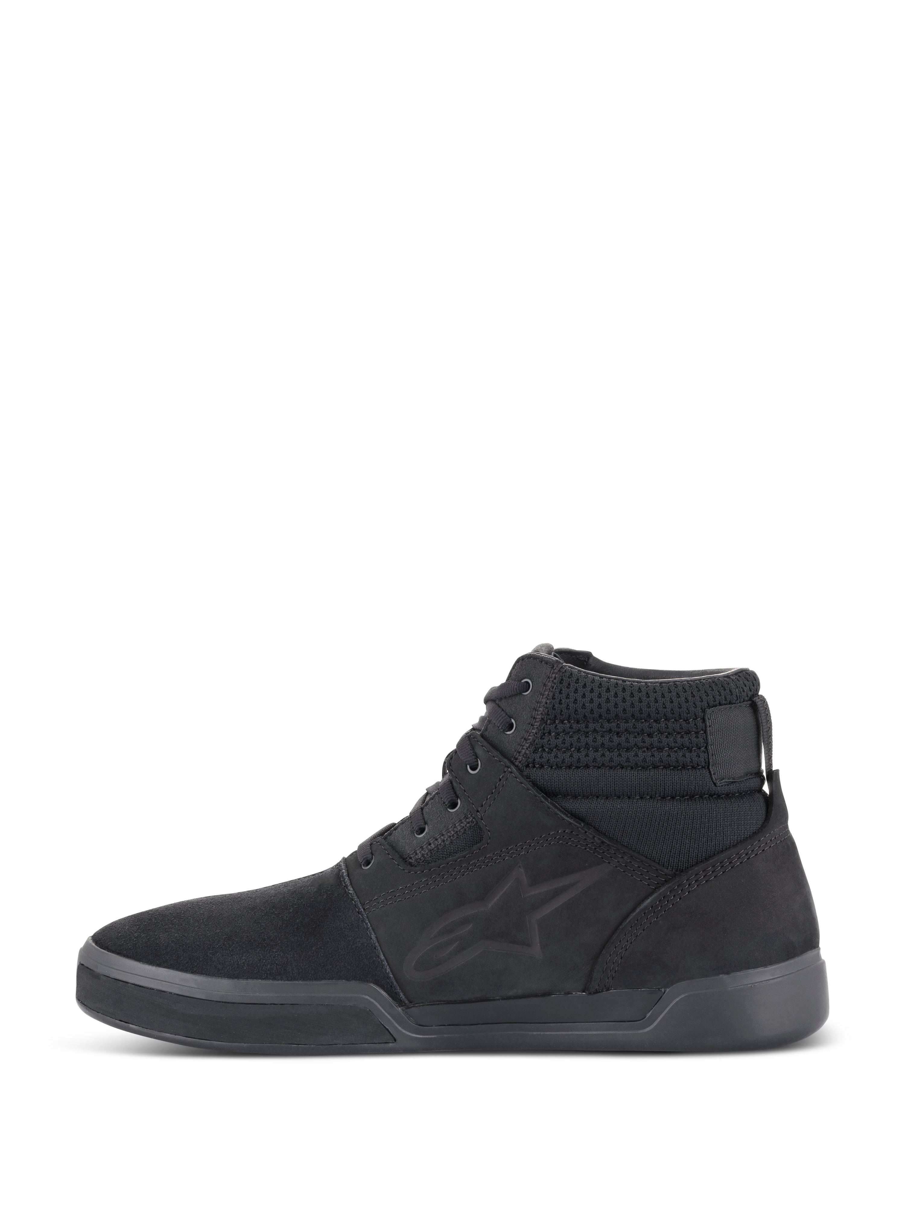 Alpinestars Primer Riding Shoes, zapatos de moto, color negro, perfil lateral, diseño casual de zapatilla de caña alta con el logotipo de Alpinestars, cuello texturizado y suela plana