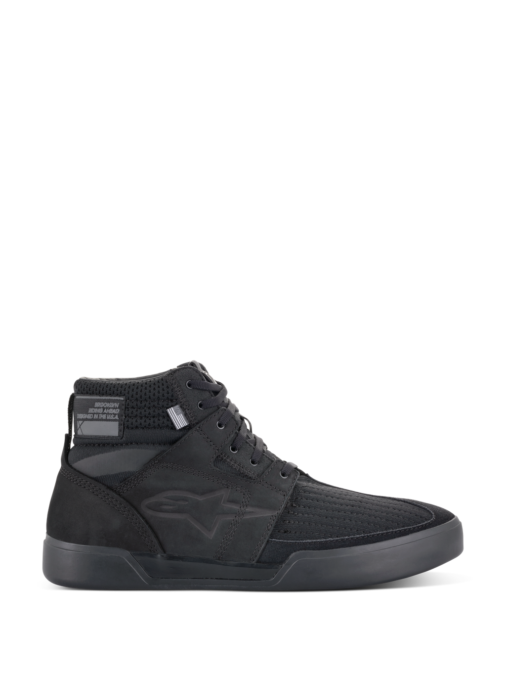 Alpinestars Primer Riding Shoes, zapatillas de moto negras, calzado urbano de caña alta, vista de perfil, parte superior de malla texturizada, suela de goma gruesa, diseño deportivo moderno con un sutil logo de estrella