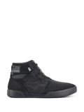 Alpinestars Primer Riding Shoes, zapatillas de moto negras, calzado urbano de caña alta, vista de perfil, parte superior de malla texturizada, suela de goma gruesa, diseño deportivo moderno con un sutil logo de estrella