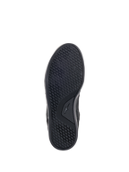 Alpinestars Primer Riding Shoes, vista de la suela, negro, con suela de compuesto de goma doble resistente al aceite con patrón de tacos asimétrico para mayor agarre y resistencia a la abrasión, logotipo TPF visible en el lateral