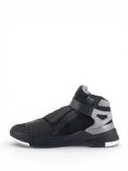 Alpinestars Speedflight Street, zapatos de moto técnicos para estilo urbano en negro y gris metalizado, con cremallera lateral y correa de ajuste.