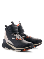 Zapatos Alpinestars Speedstreet, calzado urbano para motociclista, Black Almond Hot Orange, diseño de caña alta de inspiración urbana con parte superior de microfibra, gran correa de velcro en el tobillo, cordones y suela gruesa de color blanco roto con detalles de agarre en naranja