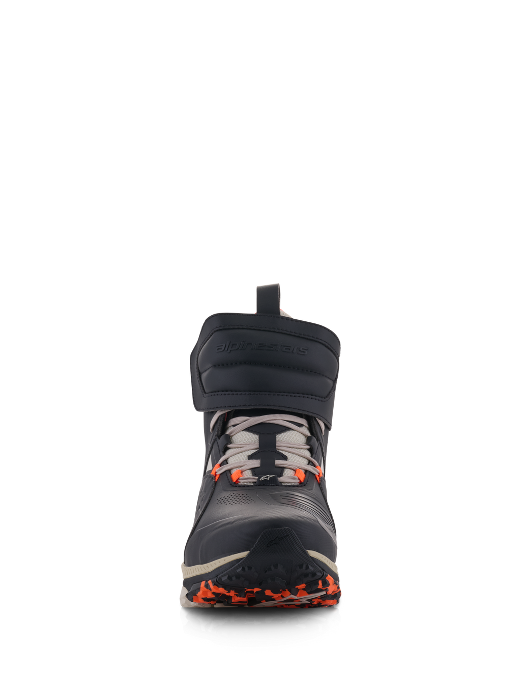 Zapatos Alpinestars Speedstreet, calzado urbano para moto, Negro Almond y Hot Orange, vista frontal que destaca la gran correa de tobillo de gancho y bucle, cierre con cordones y detalles naranjas en la suela