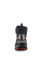 Zapatos Alpinestars Speedstreet, calzado urbano para moto, Negro Almond y Hot Orange, vista frontal que destaca la gran correa de tobillo de gancho y bucle, cierre con cordones y detalles naranjas en la suela