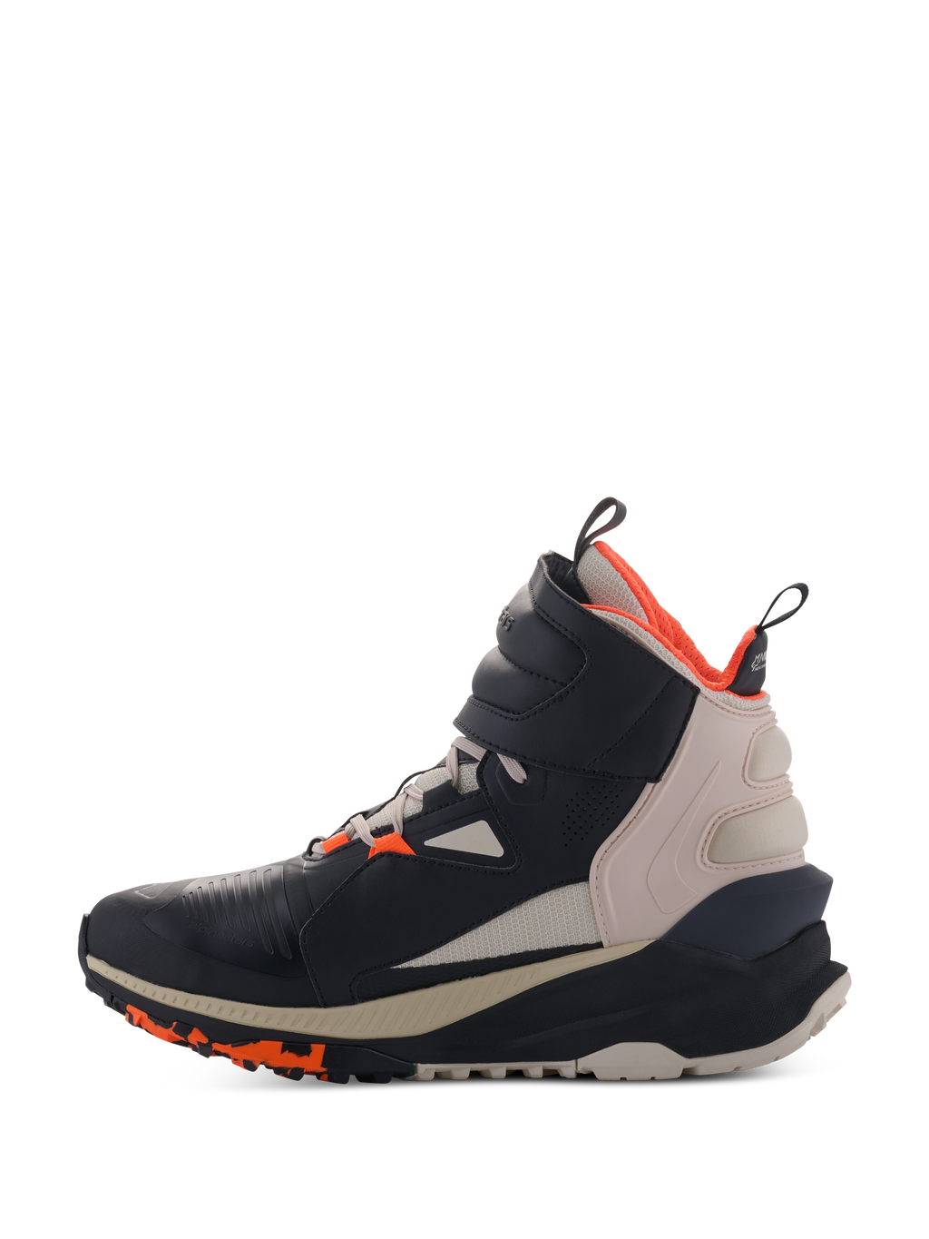 Zapatos Alpinestars Speedstreet, Black Almond Hot Orange, calzado de moto de caña alta con parte superior de microfibra, panel del talón en beige almendra y forro naranja intenso, con correa de tobillo grande y suela texturizada, diseño inspirado en el streetwear urbano