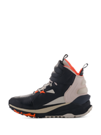 Zapatos Alpinestars Speedstreet, Black Almond Hot Orange, calzado de moto de caña alta con parte superior de microfibra, panel del talón en beige almendra y forro naranja intenso, con correa de tobillo grande y suela texturizada, diseño inspirado en el streetwear urbano