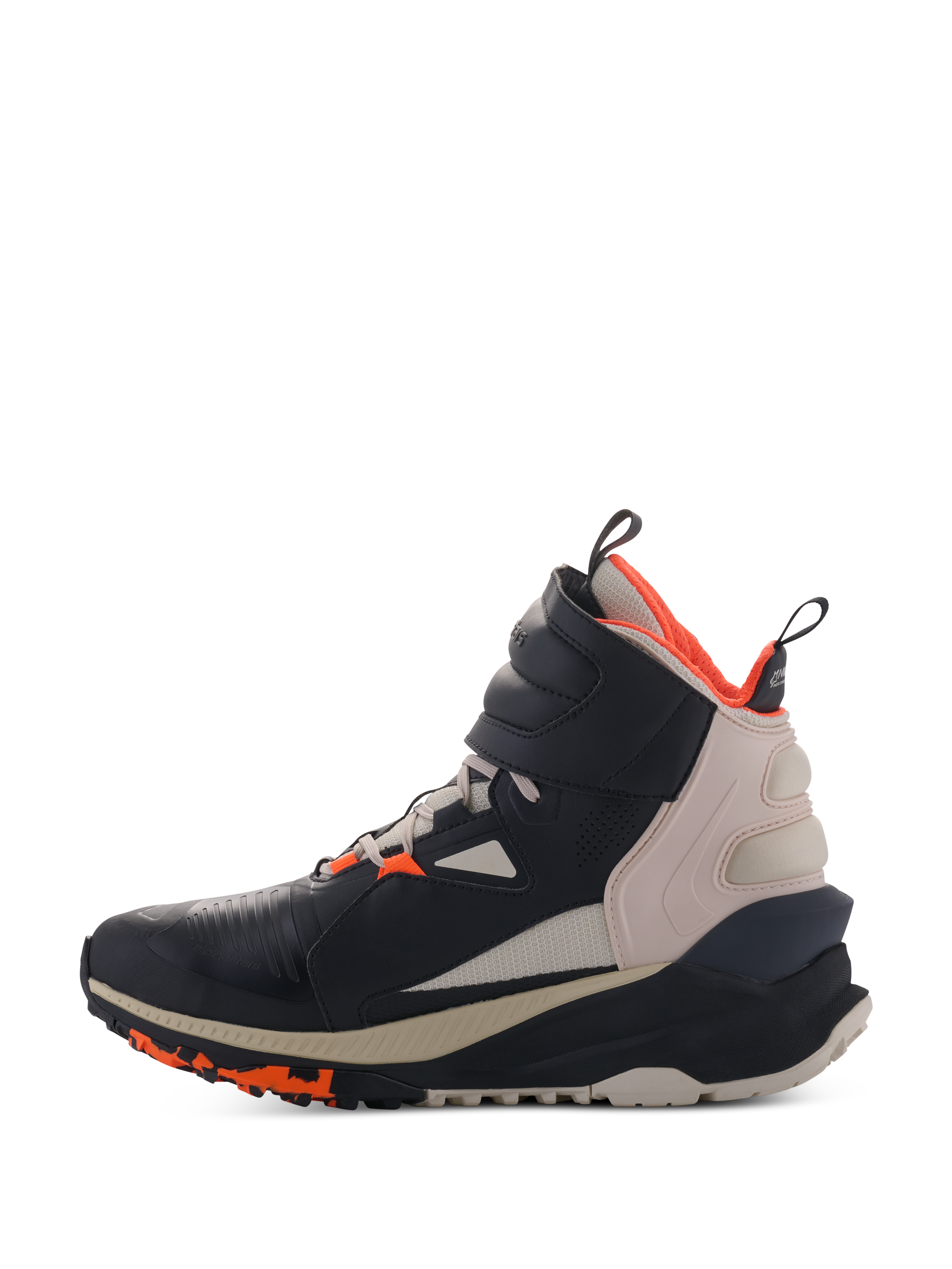 Zapatos Alpinestars Speedstreet, Black Almond Hot Orange, calzado de moto de caña alta con parte superior de microfibra, panel del talón en beige almendra y forro naranja intenso, con correa de tobillo grande y suela texturizada, diseño inspirado en el streetwear urbano