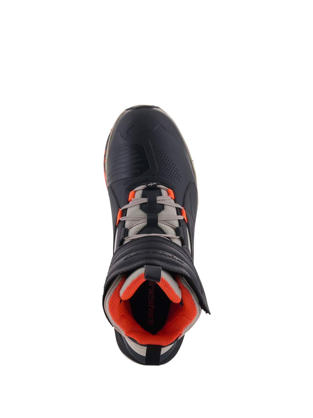 Alpinestars Speedstreet Shoes, zapatillas de motociclismo, color negro, almendra y naranja intenso, vista superior que muestra la parte superior de microfibra negra con acentos naranjas, cordones gris almendra y correa ergonómica de gancho y bucle, diseño urbano inspirado en el automovilismo