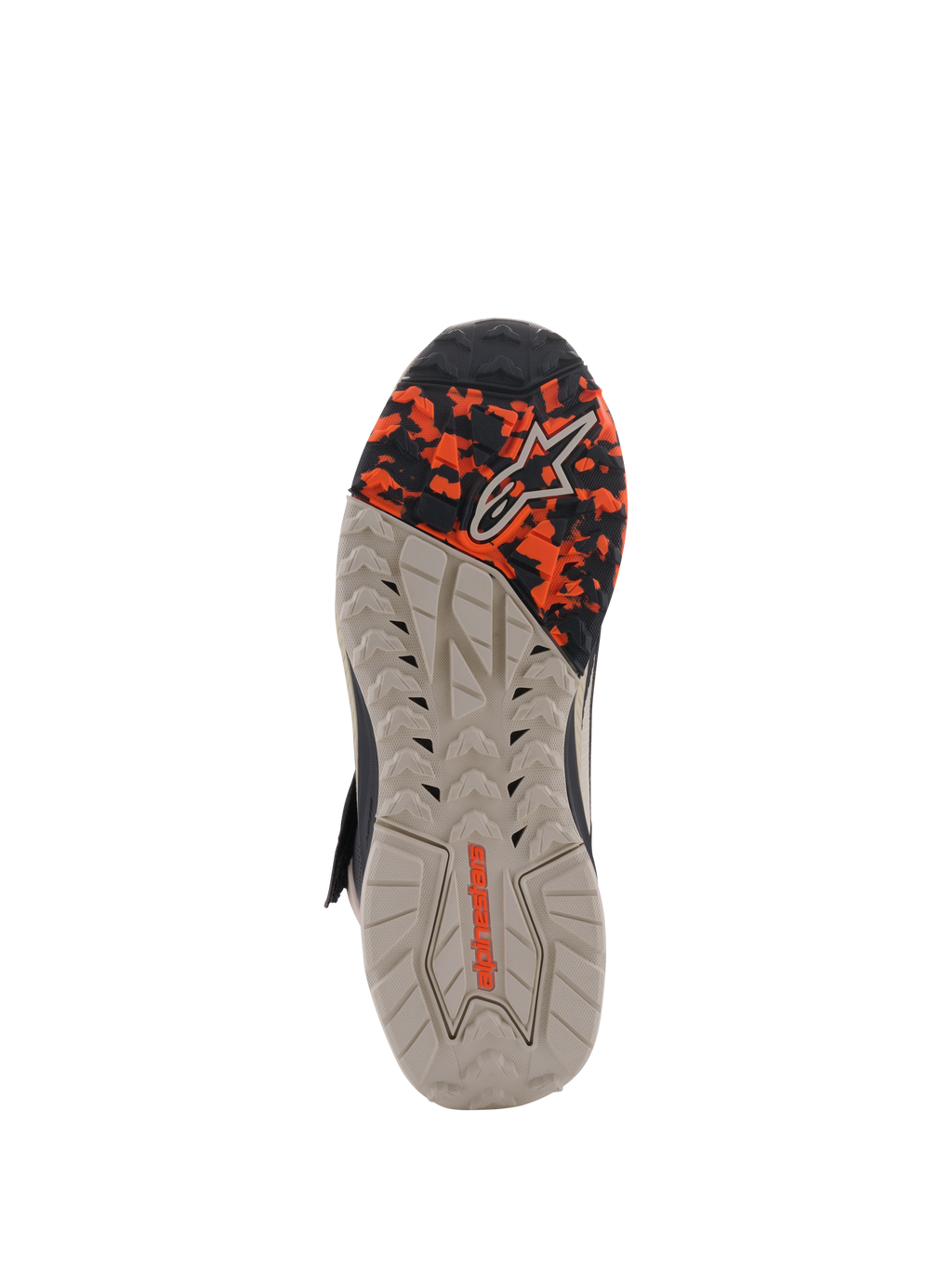 Zapatos Alpinestars Speedstreet, vista de la suela, color Black Almond Hot Orange, con una suela de goma multitexturizada resistente al aceite, parte delantera con patrón de camuflaje y logotipo de Alpinestars en relieve, diseñada para ofrecer agarre y estabilidad.