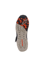 Zapatos Alpinestars Speedstreet, vista de la suela, color Black Almond Hot Orange, con una suela de goma multitexturizada resistente al aceite, parte delantera con patrón de camuflaje y logotipo de Alpinestars en relieve, diseñada para ofrecer agarre y estabilidad.