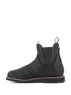 Alpinestars Turnstone Shoes, botas de motociclismo estilo Chelsea en color negro, vista de perfil lateral, confeccionadas en cuero bovino de 1,5 mm con paneles elásticos en el tobillo y tiradores delanteros y traseros.