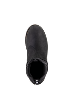 Alpinestars Turnstone Shoes, color negro, vista superior de un calzado de cuero bovino para moto urbana con entrada elástica tipo Chelsea y tirador trasero con puntos blancos, calzado protector minimalista para uso en carretera.