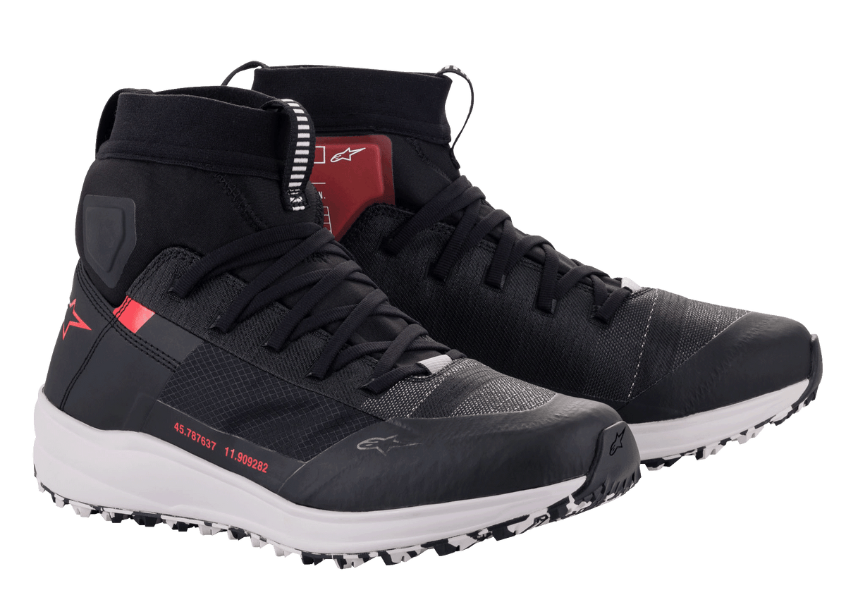 Alpinestars Speedforce Shoes, zapatillas de motociclismo de corte alto, negro, blanco y rojo, con silueta de zapatilla de running, parte superior textil MATRYX, entresuela blanca y logo rojo de Alpinestars, calzado técnico urbano para carretera