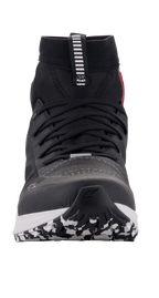 Zapatos Alpinestars Speedforce, calzado de motociclismo, negro, blanco y rojo, vista frontal que muestra una silueta de zapatilla de running, parte superior de MATRYX, diseño de corte alto y suela con patrón